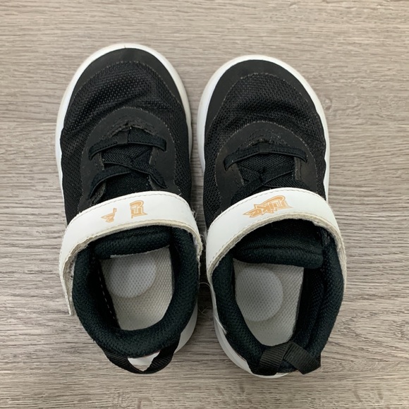 Nike boys team hustle D 10 sneakers - size 10C - Picture 6 of 8